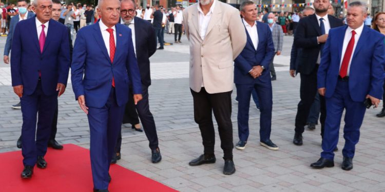 Kryetari i Kuvendit, Gramoz Ruci, Kryetari i Bashkise se Vlores, Dritan Leli, Kryeministri Edi Rama, Presidenti Ilir Meta, Deputetet, Damian Gjiknuri, Halit Valteri, Myslim Murrizi, gjate ceremonise se perkujtimit te 100 vjetorit te Luftes se Vlores, ne Sheshin e Flamurit. Lufta e Vlores e njohur ndryshe si lufta e 20-tes ishte nje seri betejash mes forcave italiane dhe patrioteve shqiptare per zoterimin e qytetit te Vlores, qe perfundoi me largimin e pushtuesve italiane./r/n/r/nSpeaker of the Assembly, Gramoz Ruci, Vlora Mayor, Dritan Leli, Prime Minister Edi Rama, President Ilir Meta, MPs Damian Gjiknuri, Halit Valteri, Myslim Murrizi, during the commemoration ceremony of the 100th anniversary of the Vlora War, in the Flag Square. Vlora war otherwise known as the war of the 20th was a series of battles between Italian forces and Albanian patriots for the conquest of the city of Vlora, which ended with the departure of the Italian invaders.