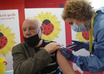 FOTO / Aktorë, këngëtarë dhe politikanë! Mbi 20 të moshuar marrin dozat e para të vaksinës