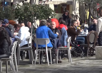 VIDEO / Në Tiranë nuk kanë frikë nga virusi, lokalet plot, qytetarët pa maska