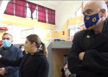 “Me shëndet doktor”/ Injektohen me Pfizer bluzat e bardha në Shkodër. Manastirliu: Gati vaksinimi për të moshuarit
