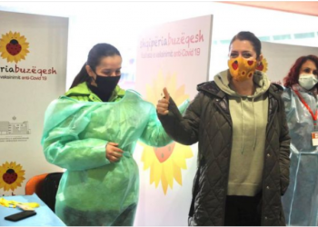 “Mjekë e infermierë më të mbrojtur pas dozës së dytë”/ Manastirliu publikon fotot: Çomo, Kalo dhe 48 të tjerë…