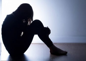 “Më abuzoi për një kohë të gjatë”/ 16-vjeçarja denoncon të atin: Më përdhunoi e më dogji me çakmak