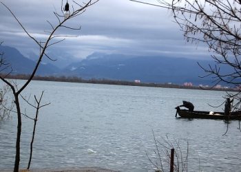 Përmbytjet izolojnë Obotin/ Emergjencat mjekësore tani transportohen me varkë