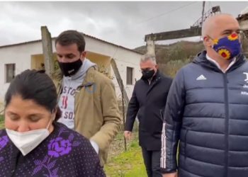 Qytetarja i zgjat dorën Ramës: Le ta marr COVID-in prej teje, ti je qytetar o non