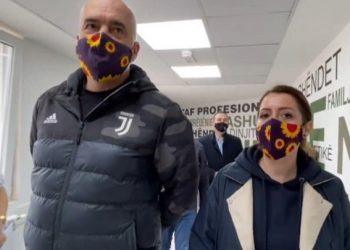 Vaksinimi në Elbasan/ Rama batuta me mjekun: Po pse me Interin mo doktor e jo me Juven?!