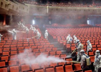 Studimi: Covid-19 përhapet më shumë përmes ajrit