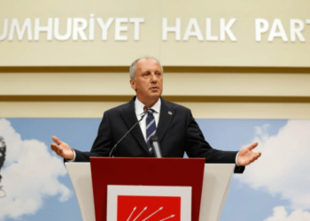 Njeriu që po shkërmoq partinë e Ataturkut në Turqi