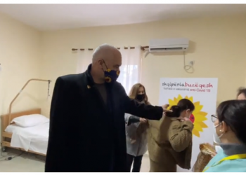 VIDEO/ “Të kanë thënë që do vij unë dhe je bërë si nuse”. Rama batuta në shtëpinë e të moshuarve në Shkodër