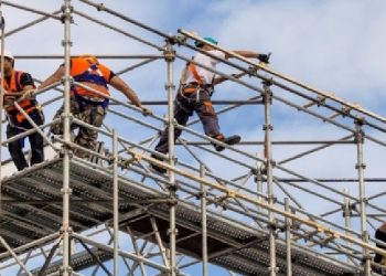 E rëndë/ Dy punëtorë bien nga skela në Lezhë, nisen me urgjencë drejt spitalit. Njëri në gjendje të rëndë