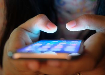 Me 13 profile të rreme, kush është i riu që përndiqte një vajzë në Tiranë