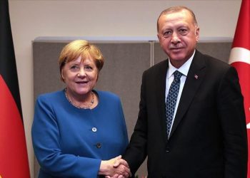 Takim “kokë më kokë”/ Merkel dhe Erdogan flasin për krizën në Mesdhe