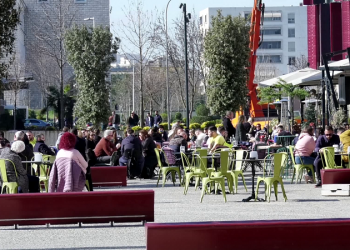 “Rritja e rasteve me COVID”/ Të moshuarit: Faji i të rinjve, s’respektojnë distancimin social dhe s’mbajnë maskat