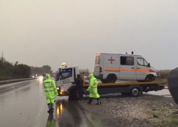 Aksident tragjik në Durrës/ Ambulanca del nga rruga, vdes pacientja