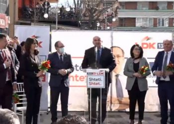 ​Hoti: Në Kosovë ka më shumë persona pro demokracisë, se sa shamive të kuqe