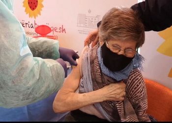 Tiranë, po vaksinohen gjyshërit/ Me mbërritjen e Astrazeneca do nisë për grupmoshat nën 65 vjeç