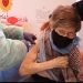 Tiranë, po vaksinohen gjyshërit/ Me mbërritjen e Astrazeneca do nisë për grupmoshat nën 65 vjeç