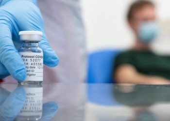 “Duhet pak kohë për t’u zhvilluar…”/ Ekspertët: Pse disa njerëz dalin pozitiv edhe pasi marrin vaksinën anti-COVID