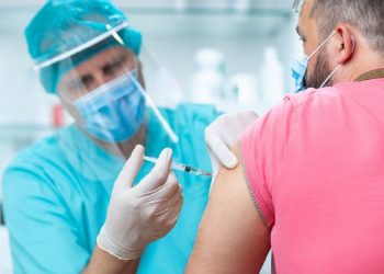 Të rinjtë në Britani do të infektohen vullnetarisht me Covid