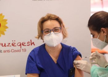 Bilanci i vaksinimit në Shqipëri: 869 doza të kryera për mjekët e infermierët në vijën e parë