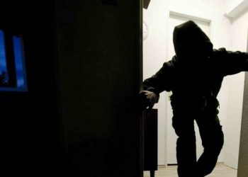 Fier/ Tentuan t’i grabisnin banesën por u pikasën, autorët plagosin me armë një 40-vjeçar