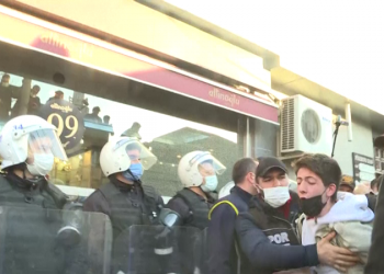 Të rinjtë përplasen me policinë/ Erdogan: Janë studentë këta apo terroristë?!