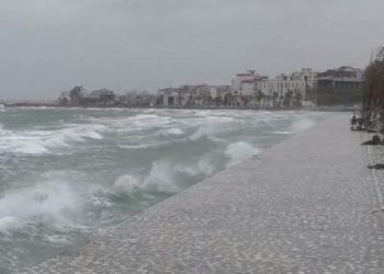Moti i keq në Vlorë, pezullohet lundrimi i anijeve të vogla
