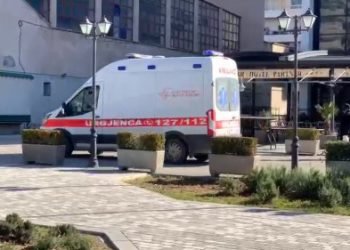 I ra të fikët para nisjes së vaksinimit, niset me urgjencë drejt Tiranës kryevaksinatori i Vlorës