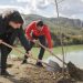 Liqeni i Fjollës/ Ermal Mamaqi “ndëshkohet” me punë në komunitet; i bashkohet Veliajt për të mbjellë pemë