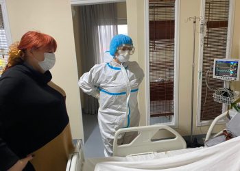 Kreu i Organizatës së Veteranëve i prekur me Covid, Doktoreshë Najada Çomo dhe deputeti Braho e vizitojnë nga afër: Gjendja e tij stabël