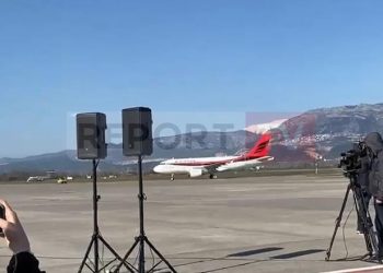 VIDEO: Mbërrin avioni nga Turqia me 192 mijë doza të vaksinës kineze anti-COVID