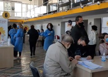 Rreth 400 të moshuar marrin dozën e ‘Sinovac’ në qytetin e Korçës