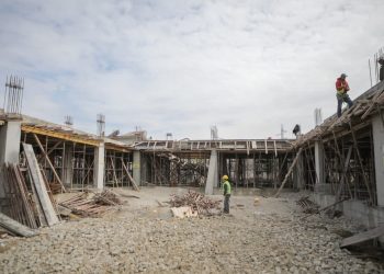 Rindërtimi/ Veliaj inspekton punimet në shkollën 9-vjeçare: 4 shkolla po ndërtohen në Pezë, 40 në gjithë Tiranën