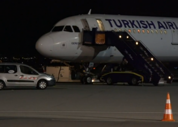 Kosova e nis me AstraZeneca, mbërrijnë me avion 24 mijë dozat e para të vaksinave