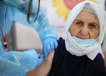 “Shqipëria buzëqesh”, vijon vaksinimi masiv në vend: 19, 525 qytetarë marrin dozat anti-COVID në 24 orët e fundit