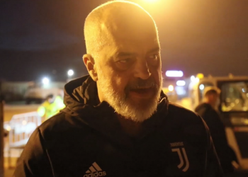 Mbërrijnë 38.400 dozat e AstraZeneca/ Nesër vaksinohen mësuesit