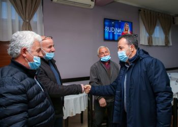 Takim me banorët në fshatin Ravonik/ Peleshi: “Tani mund të flasim për projekte madhore që para tetë vitesh nuk i imagjinonim dot”