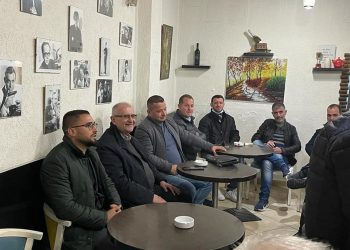 Vasili s’pyet për Covid, takime pa maska në Kavajë e Golem: Qytetarët presin me padurim referendumin e 25 prillit