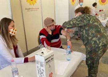 Vaksinimi masiv në shesh, mjekët e Forcave të Armatosura i bashkohen bluzave të bardha