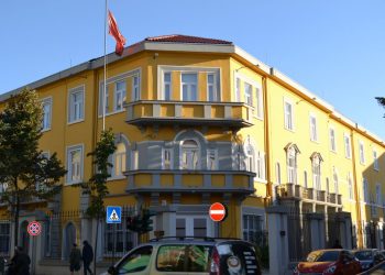 Ministria e Arsimit merr vendimin: Nga nesër maturantët të kthehen nëpër shkolla!