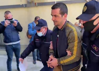 “Kam tre muaj pa punë”/ Jepet vendimi, si u mbrojt në gjykatë ‘mësuesi’ që i vuri flakën Drejtorisë Arsimore në Fier