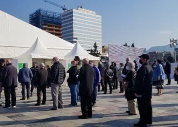 Akademiku Gjovalin Shkurtaj e cilëson si organizim shembullor procesin e vaksinimit në Tiranë