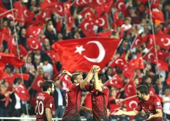 Turqia rikthen tifozët në stadium