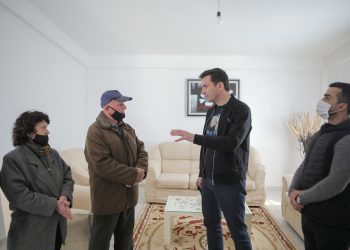 Veliaj vizitë në shtëpinë e rindërtuar në Farkë: “Brenda vitit përfundojmë banesat e prekura nga tërmeti; pagat deri 400 mijë lek pa taksa”