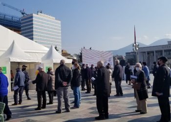 VIDEO: Nis procesi i vaksinimit masiv me “Sinovac” në sheshin “Skënderbej” për të moshuarit mbi 70 vjeç