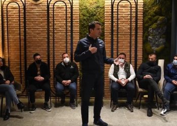 Veliaj me të rinjtë në Kavajë: “PD ekip humbës, provokojnë me dhunë; Ne presim në qetësi fitoren më 25 prill”