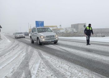 Reshje shiu dhe dëbore ‘pushtojnë’ vendin, Policia bën thirrje drejtuesve të mjeteve