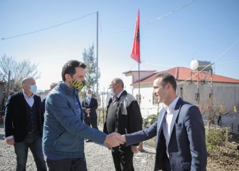 Humbi banesën e vjetër nga tërmeti, familja me dy kurorë në Farkë bëhet me dy shtëpi të reja, Veliaj: “Do t’i bëjmë të gjitha shtëpitë në Tiranë, është vetëm çështje kohe”