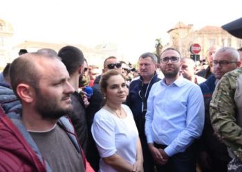 Balla “thumbon” Kryemadhin dhe Gazment Bardhin: Asnjë nënë, grua apo vajzë nuk ua beson votën