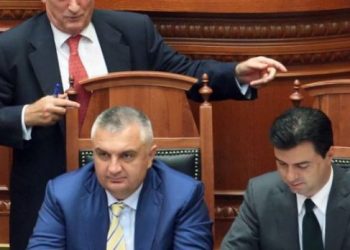 Basha vërtetoi se është kukull e shefave