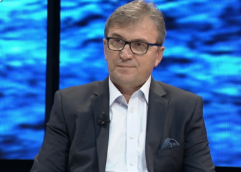 Skënder Brataj: Mbi debatin a duhet të vaksinohemi me AstraZeneca, a jo